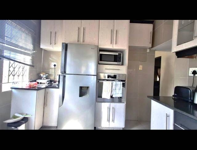 6 BEDROOM HOUSE FOR SALE IN MEREBANK EAST